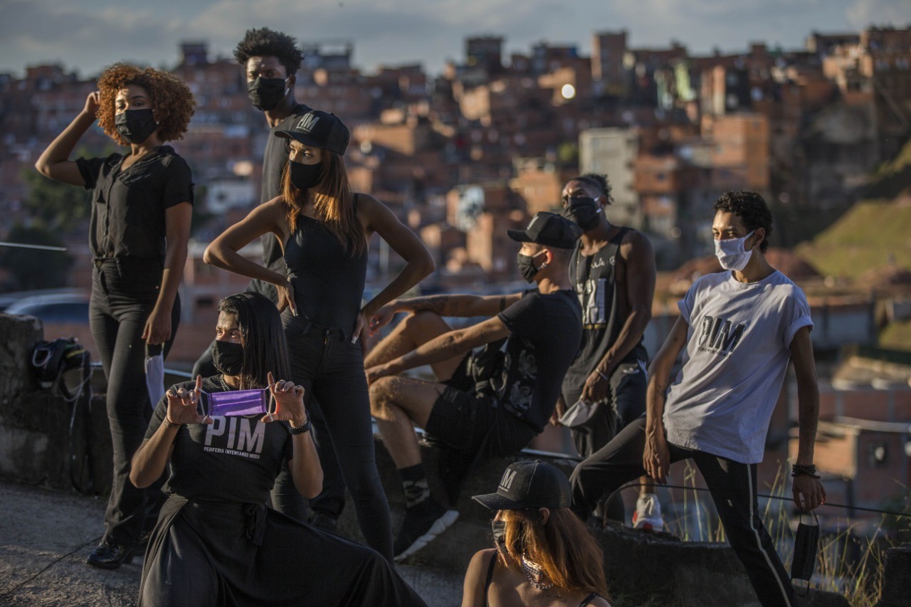 Periferia Inventando Moda promove o PIM Acolhe, projeto de doação de máscaras em Paraisópolis, São Paulo (Foto: Divulgação)