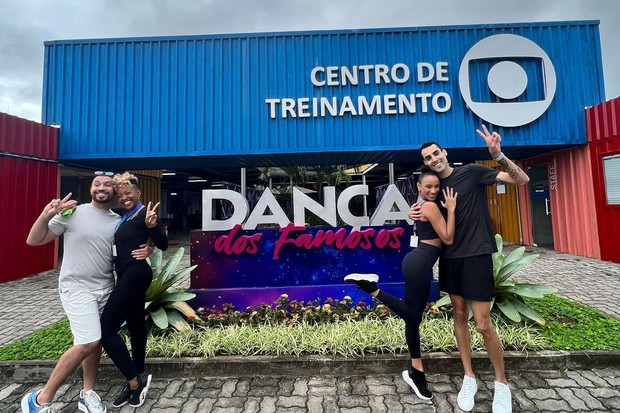 Douglas e Gil em frente ao centro de treinamento do programa "Dança dos Famosos" (Foto: Reprodução / Instagram)