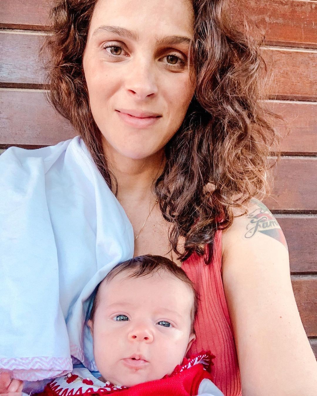 Letícia Cazarré posa com a filha, Maria Madalena, no colo (Foto: Reprodução/Instagram)
