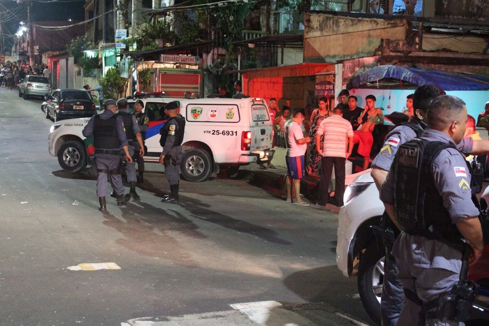 Homens foram mortos na mesma rua do bairro Morro da Liberdade (Foto: Rickardo Marques/G1 AM)