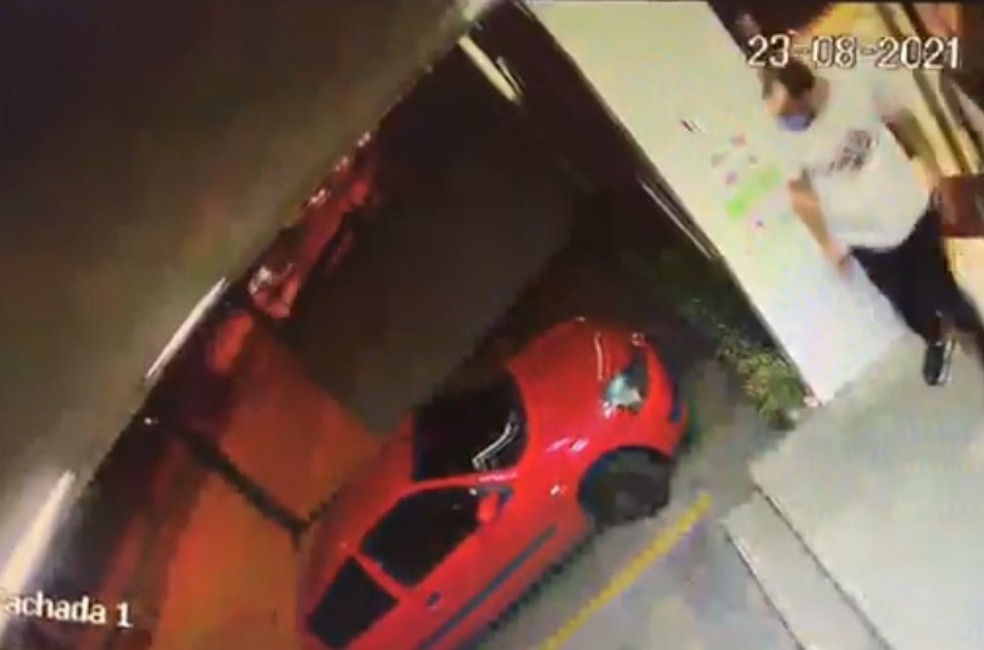 Câmeras de segurança da clínica mostram Rafael deixando estabelecimento em Porto Alegre — Foto: Reprodução