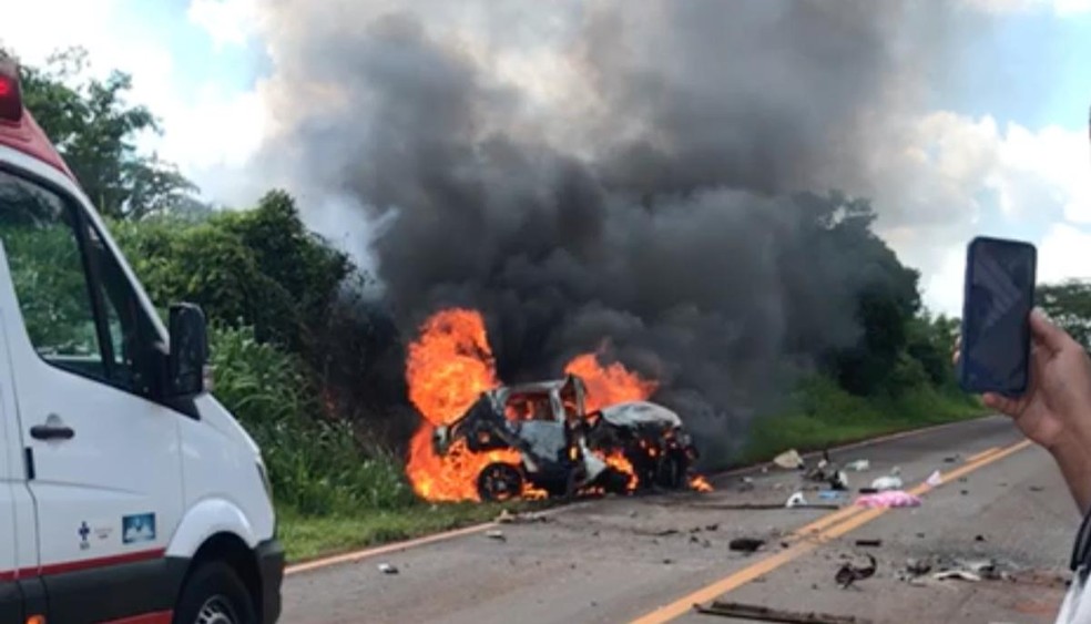 Carro pegou fogo após batida em rodovia de Jales  — Foto: Arquivo pessoal