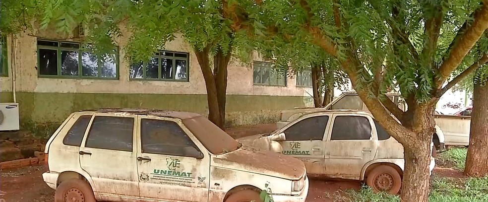 Veículos abandonados no pátio da Unemat — Foto: TVCA/Reprodução