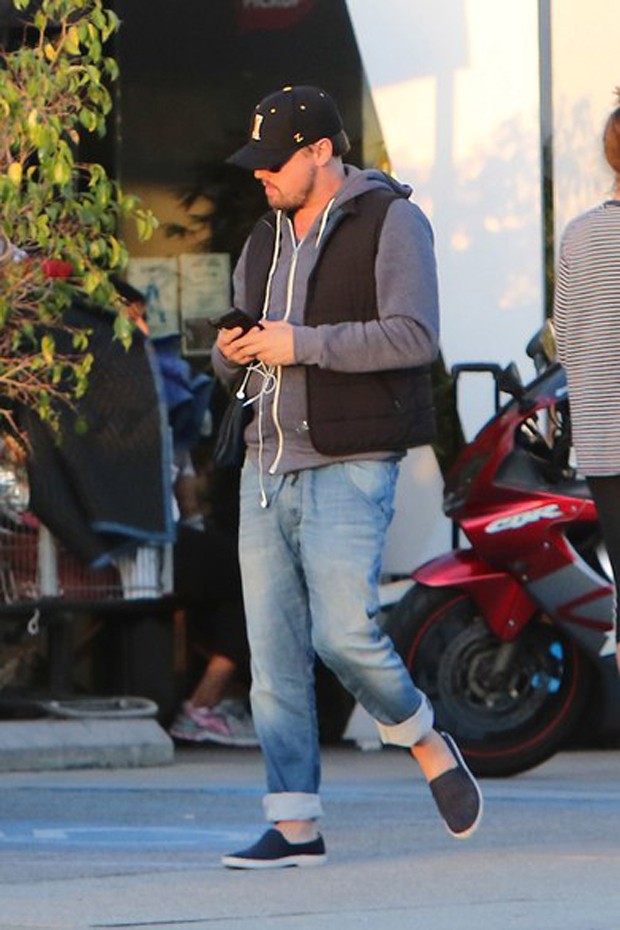 Leonardo DiCaprio com os jeans dobrados (Foto: AKM-GSI)
