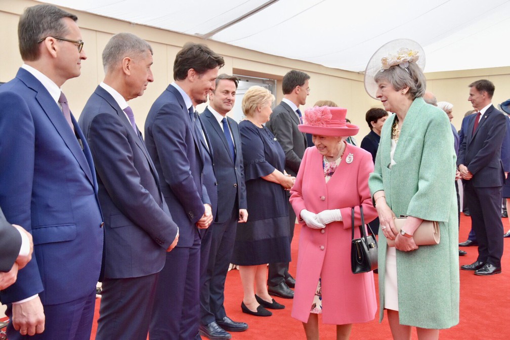 Rainha Elizabeth II cumprimenta líderes mundiais junto com a primeira-ministra britânica, Theresa May, durante cerimônias do Dia D em Portsmouth, na Inglaterra, nesta quarta-feira (5). — Foto: Reprodução Twitter/Família real britânica