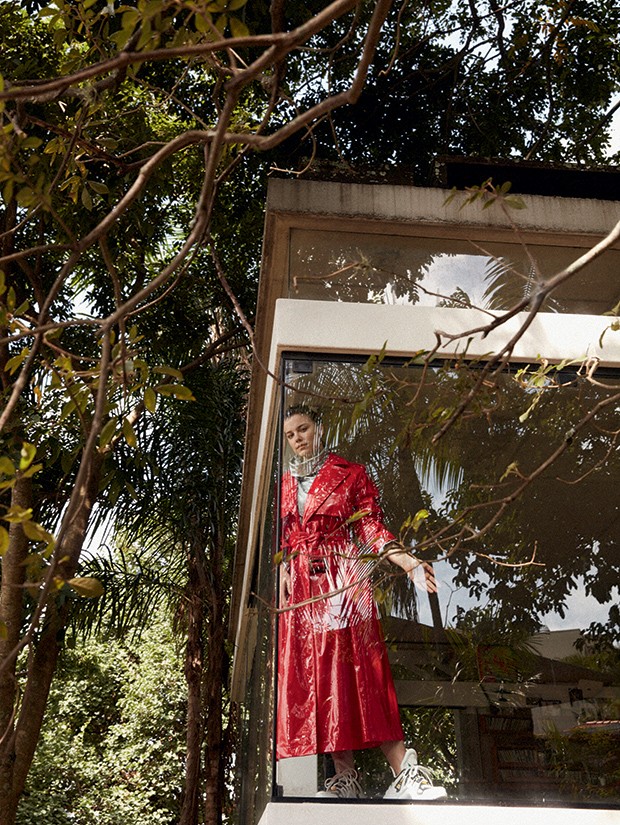 Alice Wegmann usa trench coat Vivetta e vestido MM6 Maison Margiela à venda na conceito Ê. Tênis Louis Vuitton (Foto: Bruna Castanheira (GROUPART))