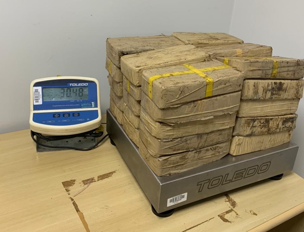 Os suspeitos transportavam mais de 30 kg tabletes de entorpecentes — Foto: Reprodução/Polícia Federal