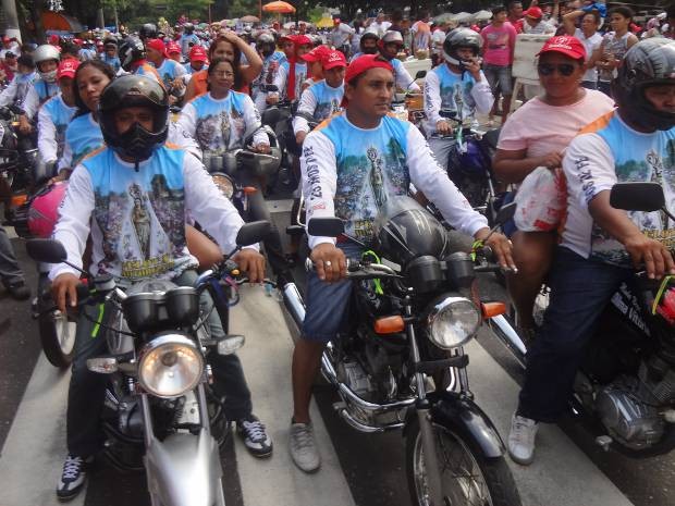 Cerca de 15 mil motos participam da procissão (Foto: Thais Rezende/ G1)