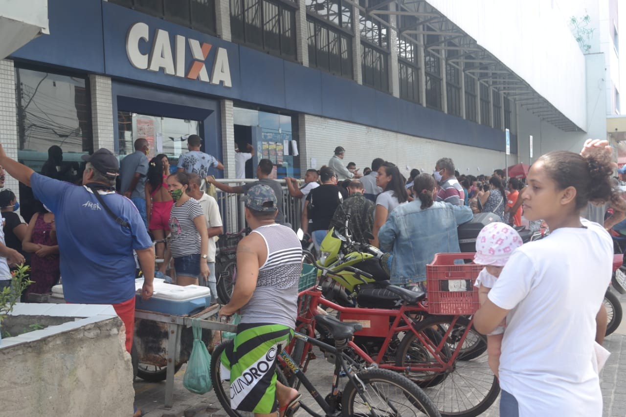Agências da Caixa voltam a registrar filas e aglomerações para saques do auxílio emergencial em Fortaleza thumbnail