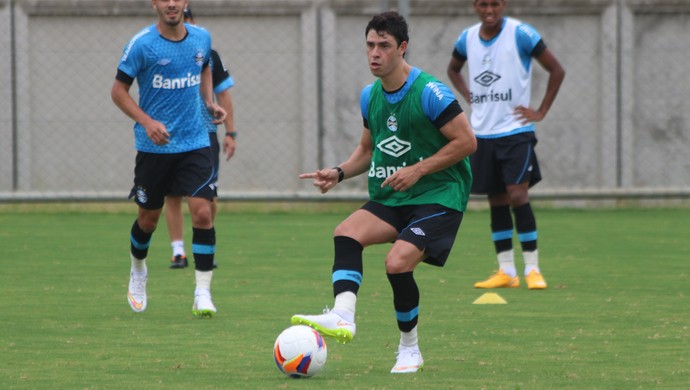 Recuperado de cirurgia, Giuliano faz 1º treino com bola com grupo do Grêmio