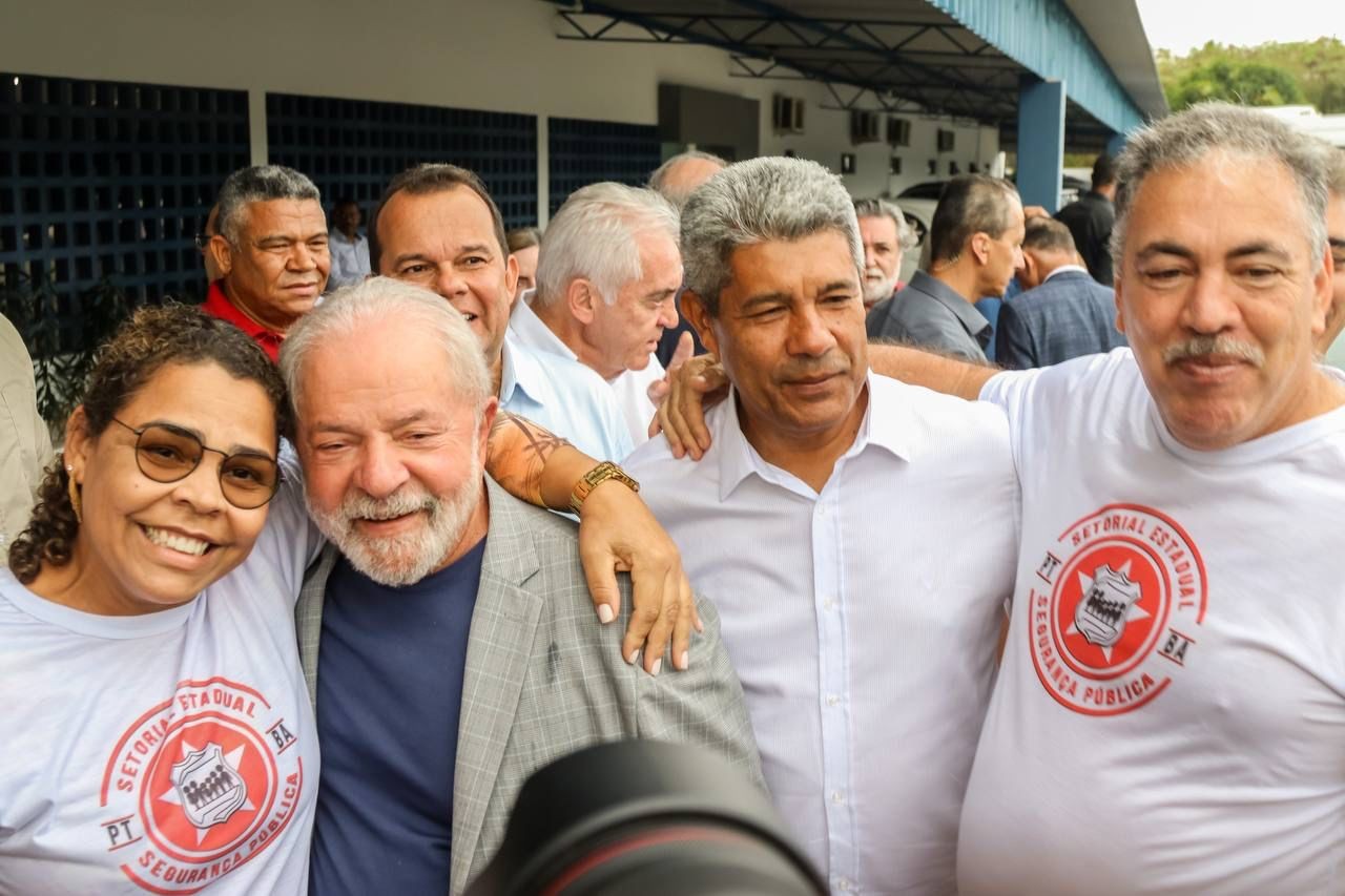Lula desembarca em Salvador; pré-candidato do PT à presidência participa de ato em celebração ao 2 de Julho neste sábado