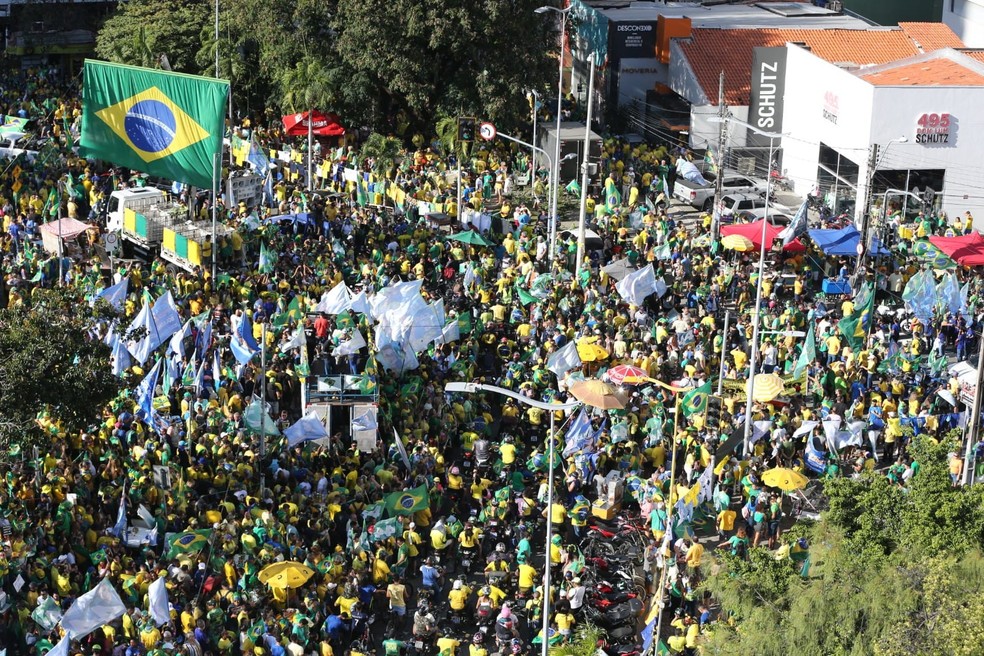 Apoiadores do presidente Jair Bolsonaro na Praça Portugal, em Fortaleza. — Foto: Kid Junior/SVM