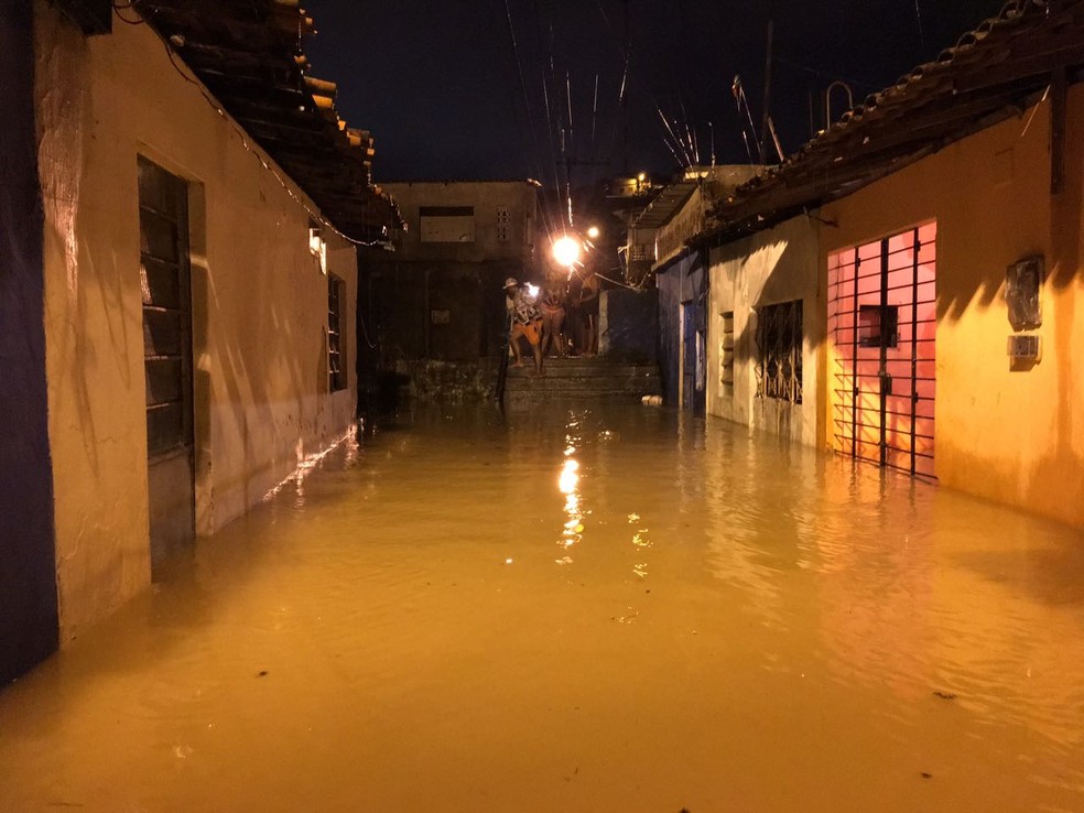 Chuva causou inunda&ccedil;&atilde;o de ruas e casas em Jaboat&atilde;o dos Guararapes (Foto: Reprodu&ccedil;&atilde;o/WhatsApp)