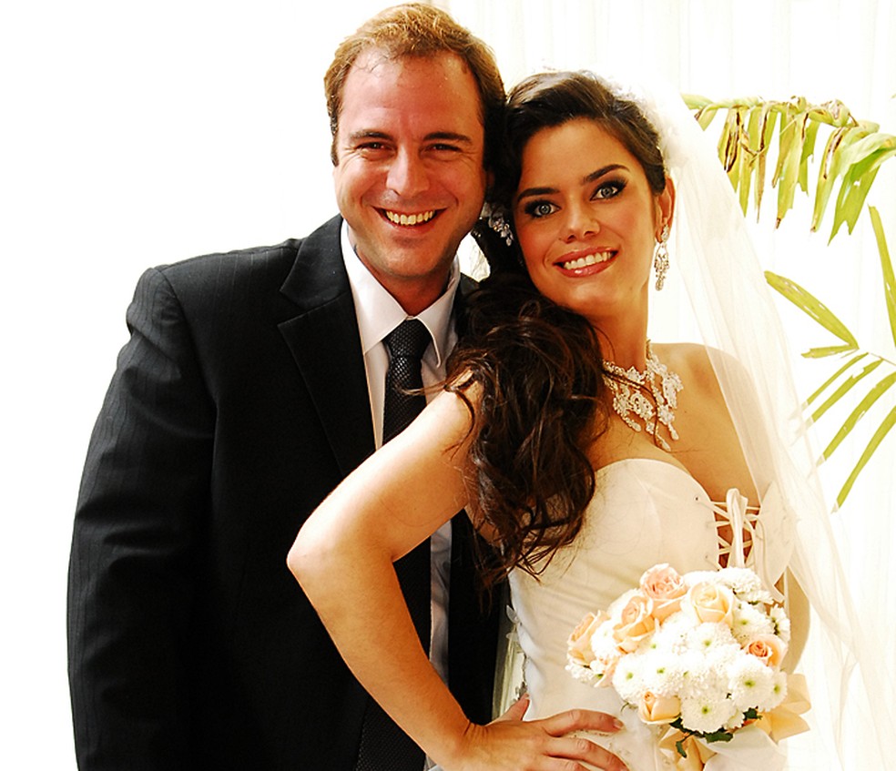 Em 2007, a personagem Vesga, de Laura Proença, teve um final feliz em Duas Caras — Foto: João Miguel Júnior / TV Globo