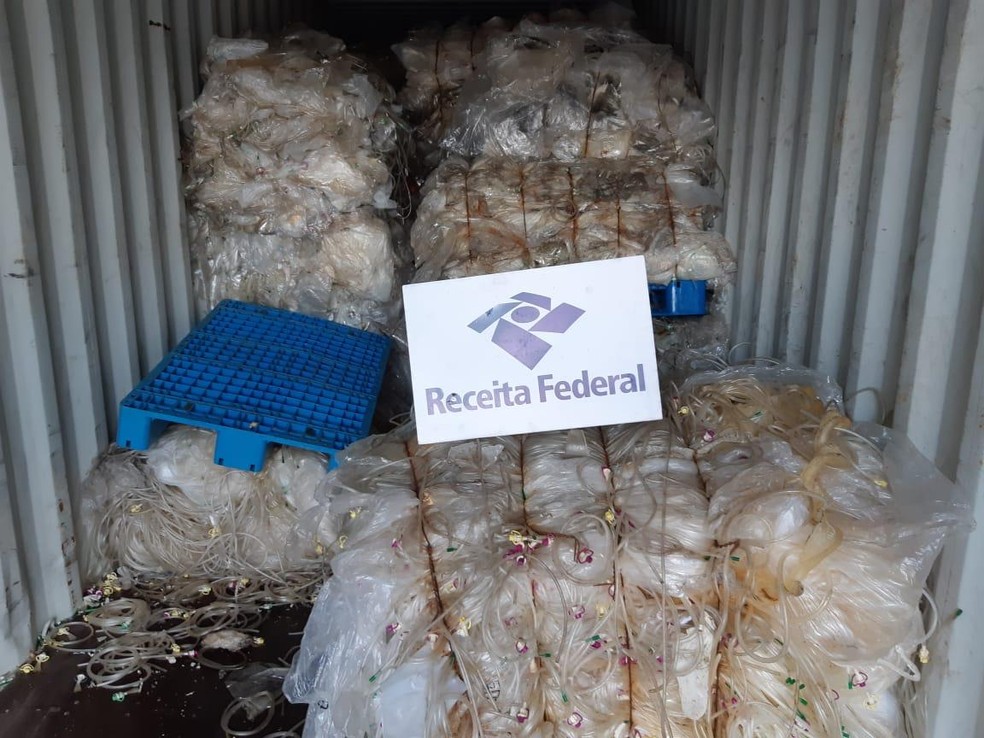 Resíduos hospitalares foram encontrados em contêiner no Porto de Suape, no Grande Recife — Foto: Receita Federal/Divulgação