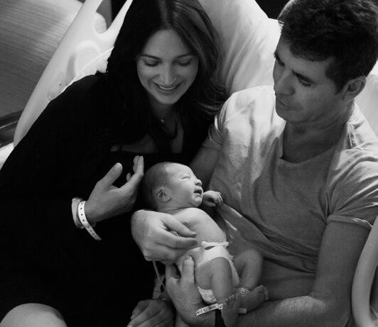 Lauren Silverman, o bebê Eric e o pai babão Simon Cowell em foto de 2014 (Foto: Twitter)