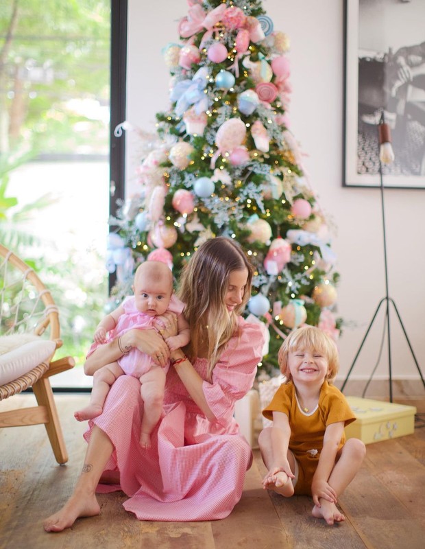 Shantal Verdelho posa com os filhos em frente à sua árvore de Natal (Foto: Reprodução/Instagram @hannarocha )