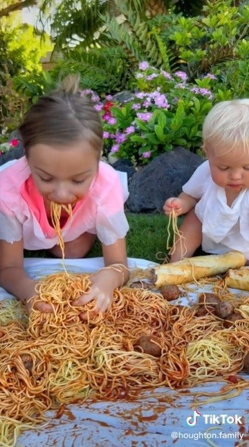 Vídeo mostra crianças comendo macarrão no chão (Foto: Reprodução/TikTok)