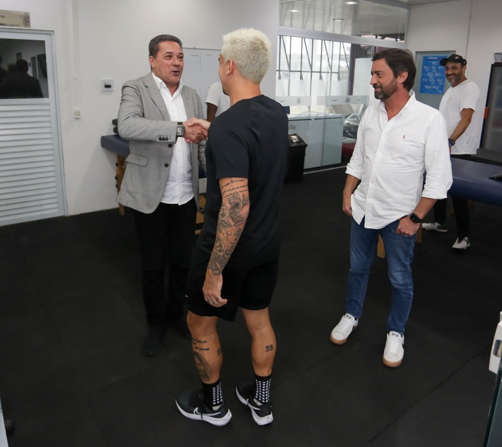 Vanderlei Luxemburgo cumprimenta Fagner na sua chegada ao Corinthians  Foto: Rodrigo Coca
