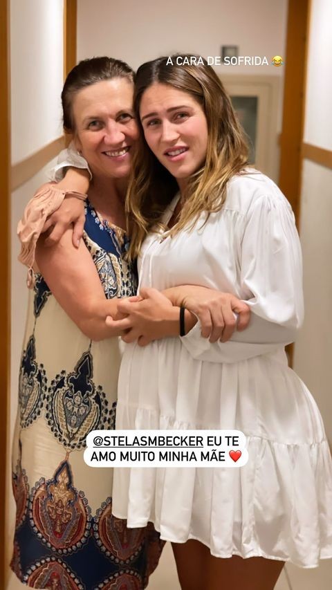 A personal posa com sua mãe, Maristela, momentos antes de ir ao hospital (Foto: Reprodução Instagram)