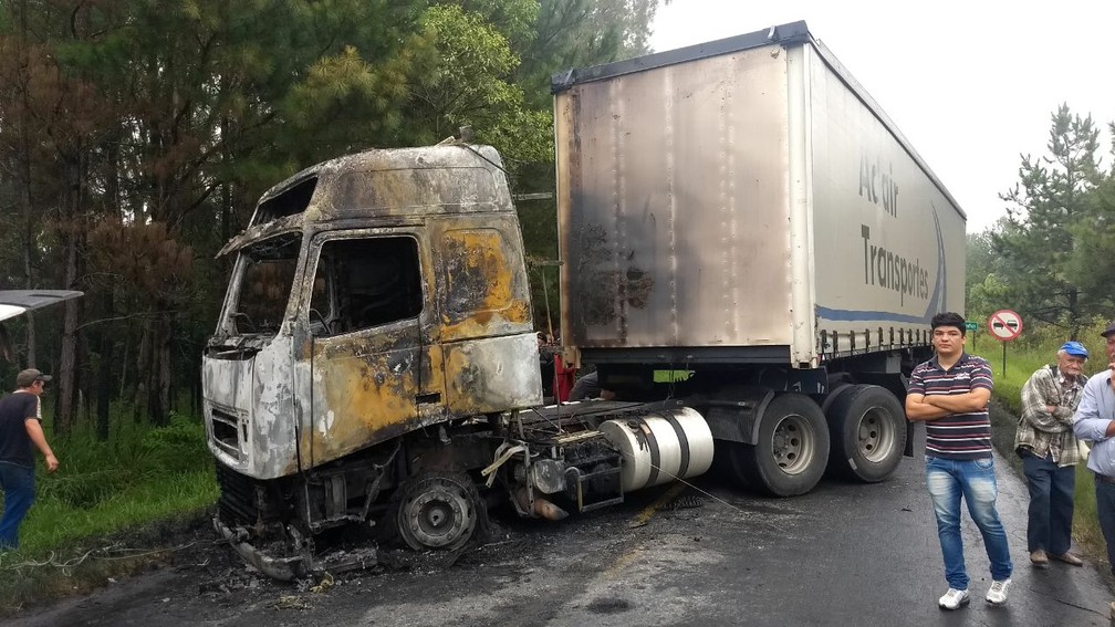 Caminhão foi incendiado na PR-151, em Palmeira (Foto: Wesley Cunha/RPC)