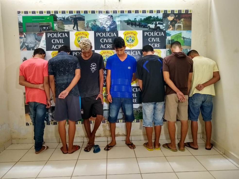 Polícia Civil apresentou dois, dos quatro homens presos durante a operação, e os cinco adolescentes que faziam parte de facção criminosa — Foto: Quésia Melo/G1