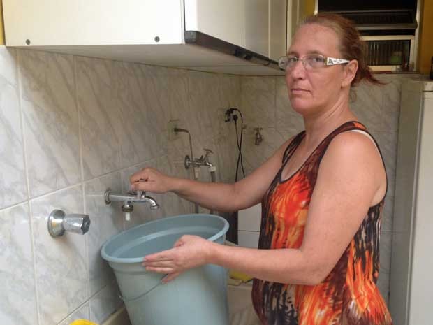A doméstica Maria Cristina Gomes, de 44 anos, moradora do Parque Edu Chaves, também relata que as torneiras da sua residência ficam secas todas as noites, entre 21h e 7h, há cerca de um mês. (Foto: Tatiana Santiago/G1)
