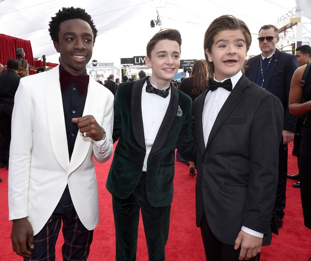 LOS ANGELES, CA - JANUARY 21:  Actors Caleb McLaughlin (L), Noah Schnapp; and Gaten Matarazzo attend the 24th Annual Screen Actors Guild Awards at The Shrine Auditorium on January 21, 2018 in Los Angeles, California.  (Photo by Kevork Djansezian/Getty Ima (Foto: Getty Images)