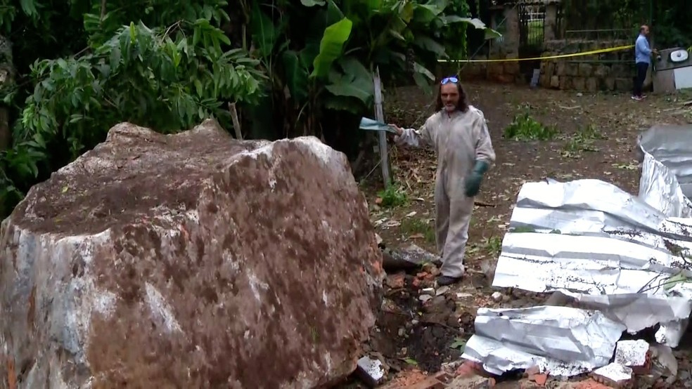 Tamanho de rochas que deslizaram em Petrópolis, RJ, surpreendem moradores — Foto: Reprodução/Inter TV