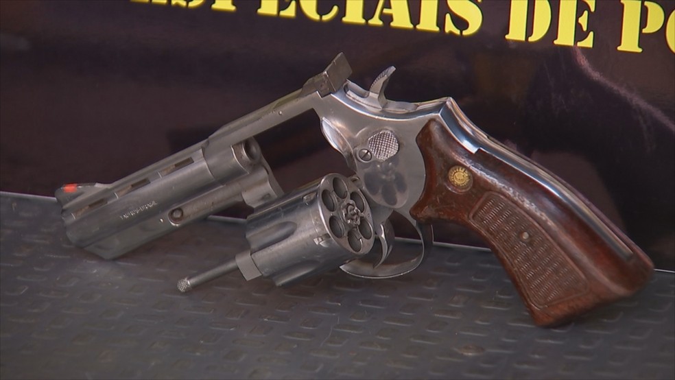 Arma utilizado pelo trio foi apreendida pela pol&iacute;cia &mdash; Foto: Reprodu&ccedil;&atilde;o/TV TEM 