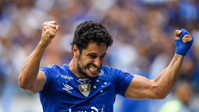 LÃ©o comemora segundo gol do Cruzeiro