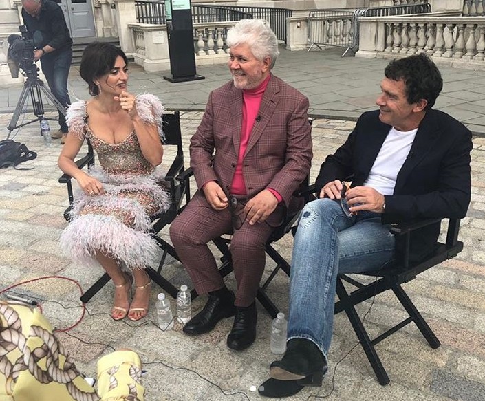 Penélope Cruz, Pedro Almodóvar e Antonio Banderas (Foto: Instagram)
