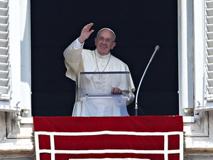 Papa Francisco fala aos fiéis na Praça São Pedro (Foto: Tony Gentile/Reuters)