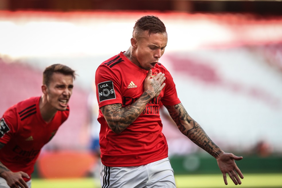 Everton Cebolinha comemora gol pelo Benfica — Foto: EFE/EPA/MARIO CRUZ