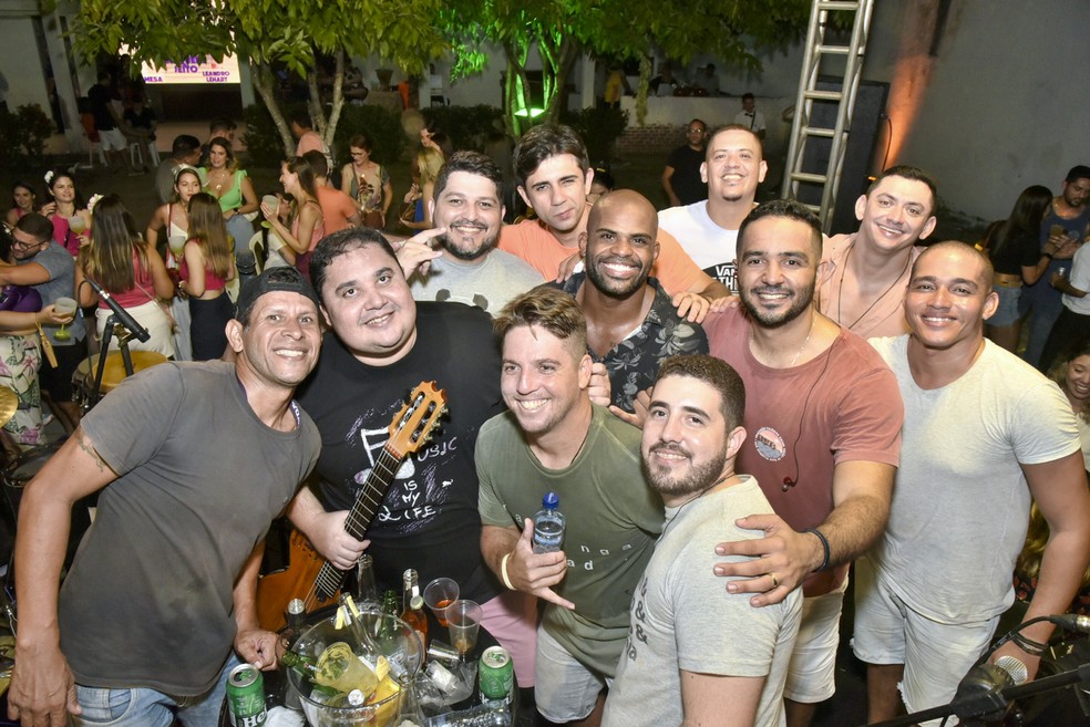 'O Pagode Taí Vai Quem Quer' reúne Mesa Doze, Daquele Jeito e Preto no Branco no mesmo palco — Foto: Divulgação