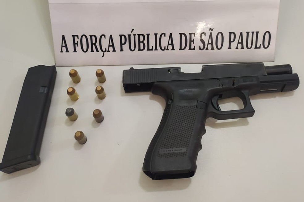 Policiais conseguiram apreender uma arma calibre .40 e sete muni&ccedil;&otilde;es &mdash; Foto: Divulga&ccedil;&atilde;o/Pol&iacute;cia Militar