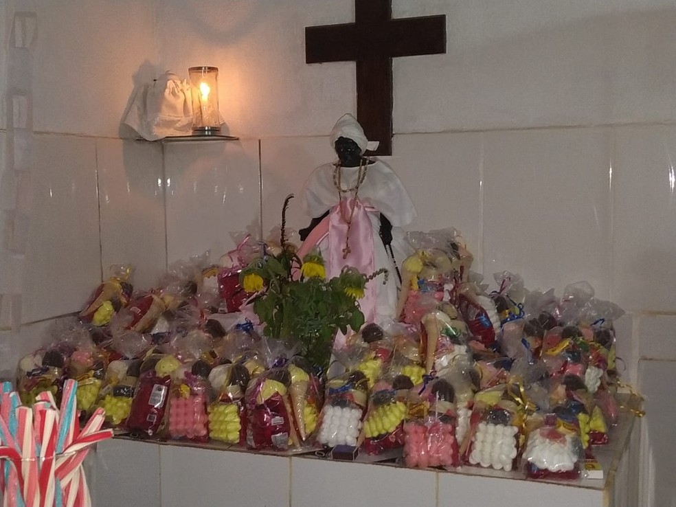 Distribuição de doces em dia de Cosme e Damião nas religiões de matriz africana, como Umbanda e Candomblé, no DF — Foto: Arquivo pessoal