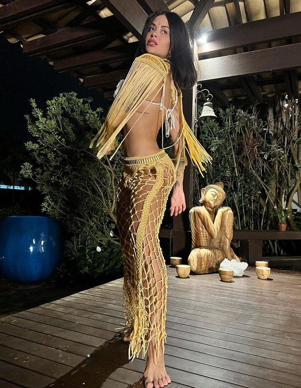 Aline Campos, ex Riscado, usa look sereia com saia telada e exibe ...