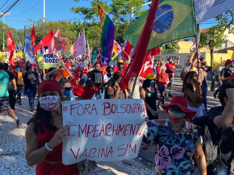 Manifestação contra Bolsonaro e a favor da vacina contra Covid-19 no Benfica, em Fortaleza — Foto: Isaac Macêdo/TV Verdes Mares