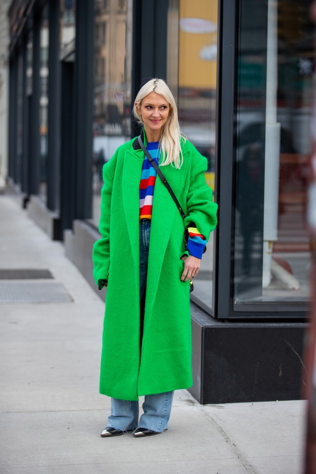 NEW YORK, NEW YORK - FEBRUARY 16: Zanna Roberts Rassi is seen wearing green oversized coat, blue striped jumper, ripped denim jeans Louis Vuitton Pont Neuf bag outside Prabal Gurung during New York Fashion Week on February 16, 2022 in New York City. (Phot (Foto: Getty Images)