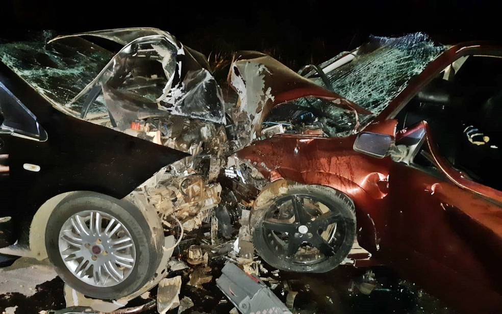 Batida entre carros deixa quatro pessoas mortas e cinco gravemente feridas entre Caldas e Poços de Caldas, MG — Foto: Polícia Rodoviária Federal