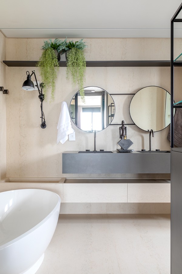 Apartamento tem décor aconchegante e móveis de design assinado (Foto: Fábio Jr. Severo)