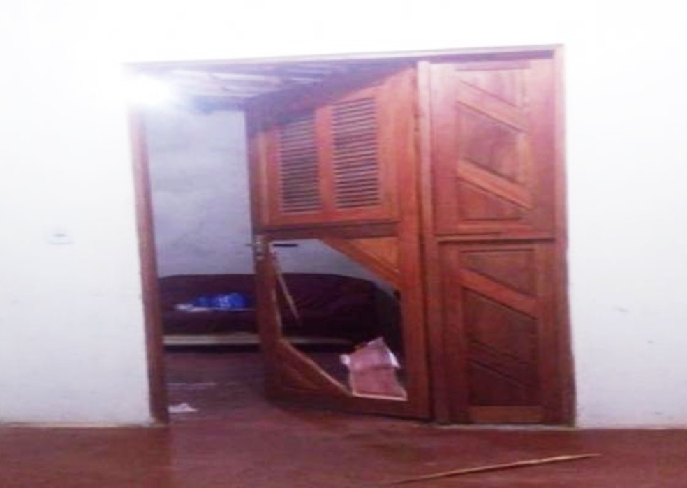 Porta da residência foi arrombada pelos criminosos  — Foto: Redes sociais 