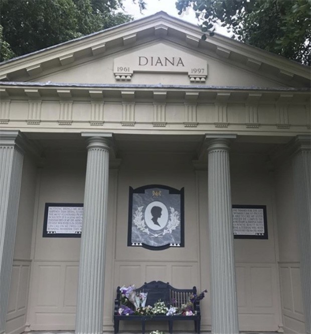 The 20 years memorial at Althorp where the former stables have been made a place of reflection in memory of Lady Diana Spencer who became Princess of Wales. (Foto: @suzymenkesvogue)
