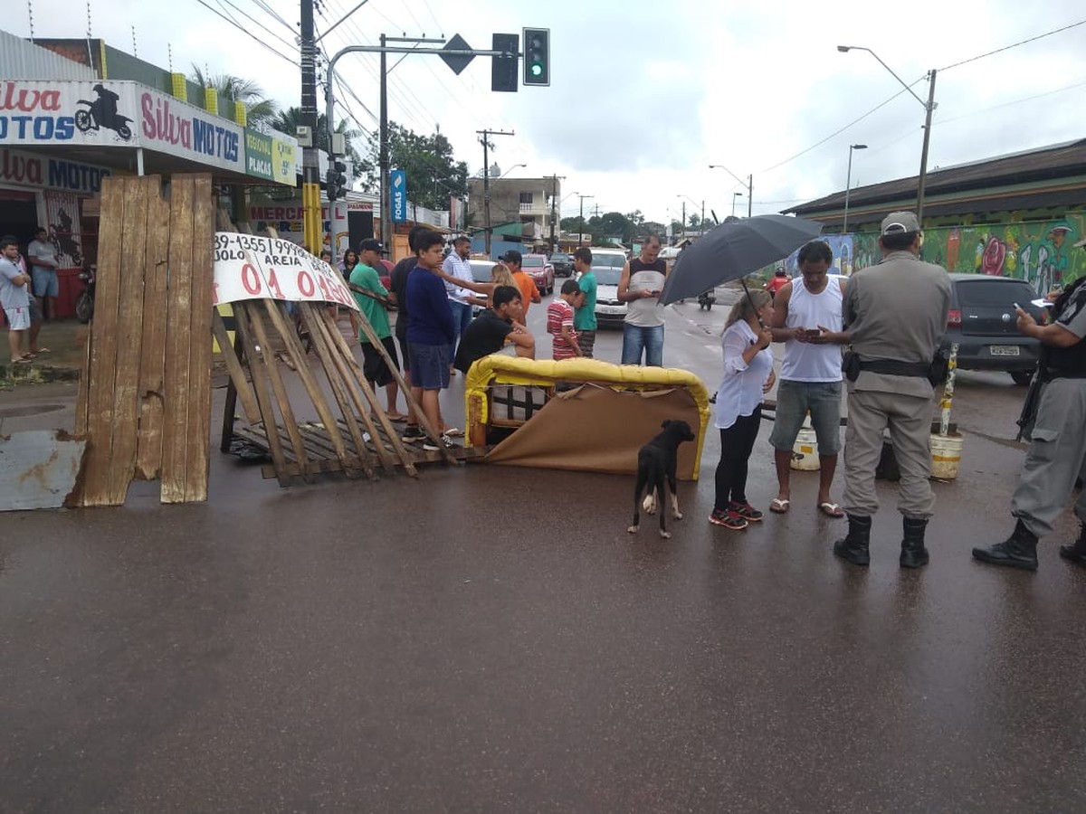 Para Cobrar Melhorias Em Ruas Moradores Fecham Rua Que Liga Bairro De Rio Branco Acre G1 