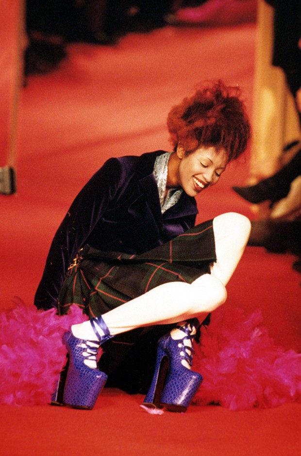 Naomi Campbell stumbles on the catwalk. Vivienne Westwood fashion show, 1993 (Foto: Rex Features)