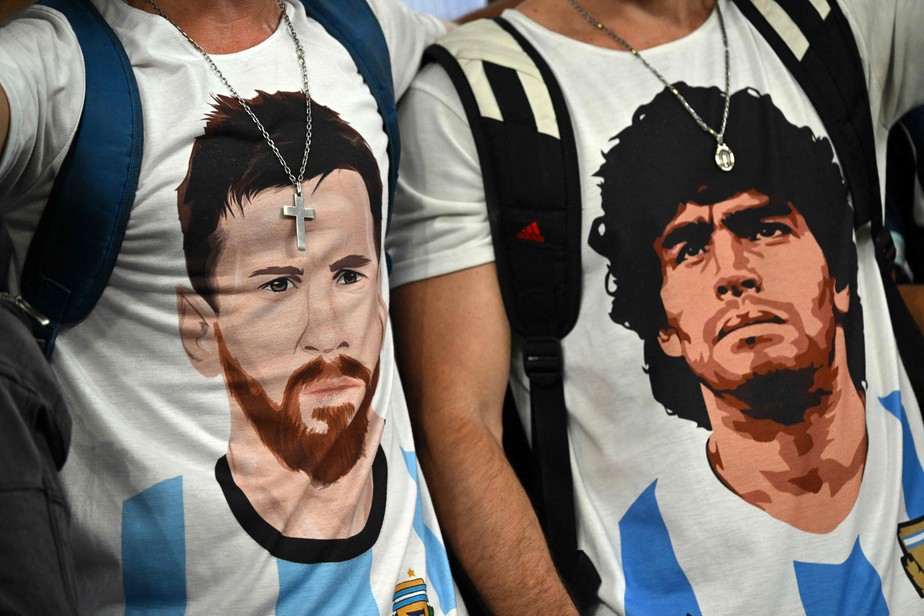 Torcedores da Argentina usam camisetas com rostos de Messi e Maradona