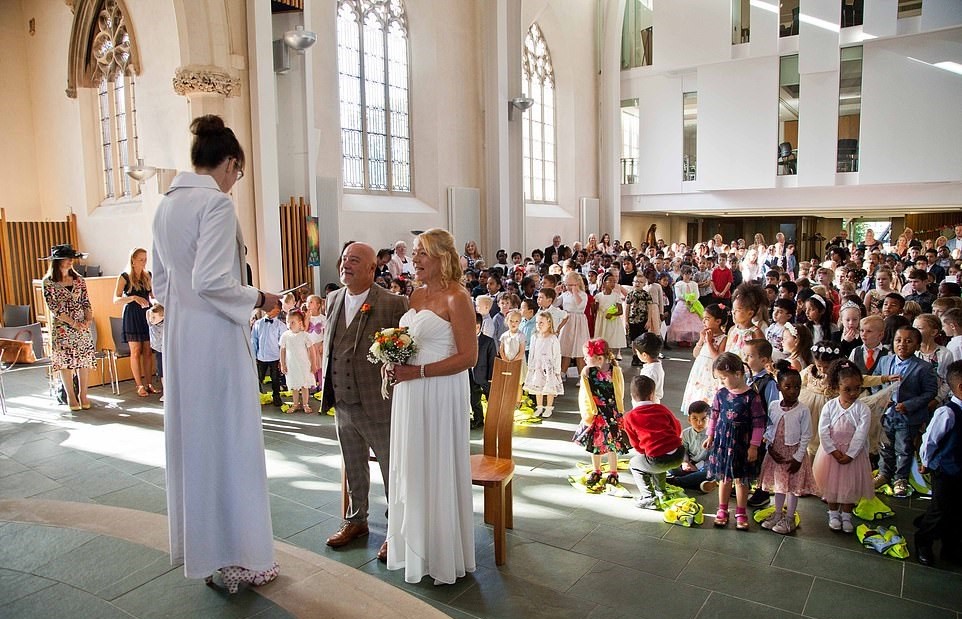 O casamento de Cindy Cassin na escola primária Saint Barnabas Church of England (Foto: Reprodução/Facebook)