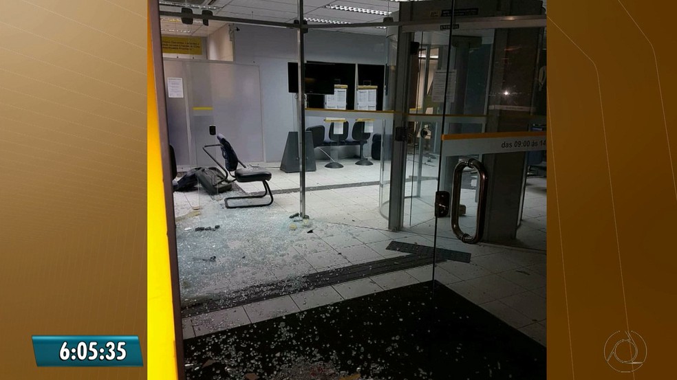 Banco foi explodido na madrugada desta quarta-feira (21), em Salgado de São Félix.  (Foto: Reprodução/TV Cabo Branco)