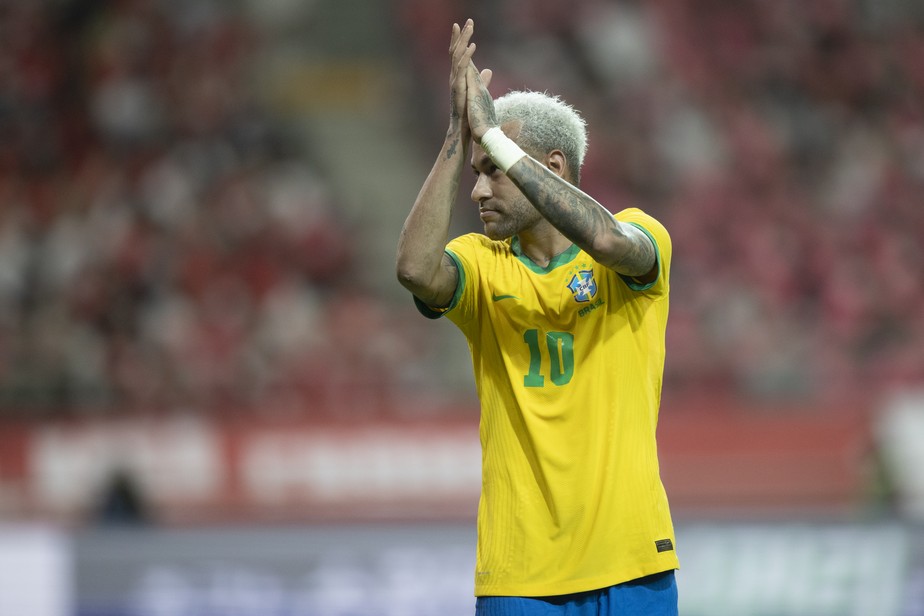 Neymar iguala Rivellino como quarto jogador com mais jogos pela seleção; veja ranking